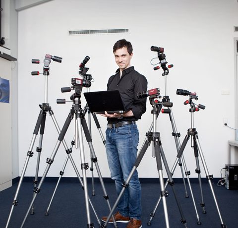 Alexander Freytag zwischen Kameras und Laptop