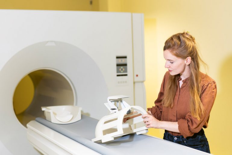 Annika Konrad bei den Vorbereitungen für die Untersuchung von Testpersonen im Magnetresonanztomografen